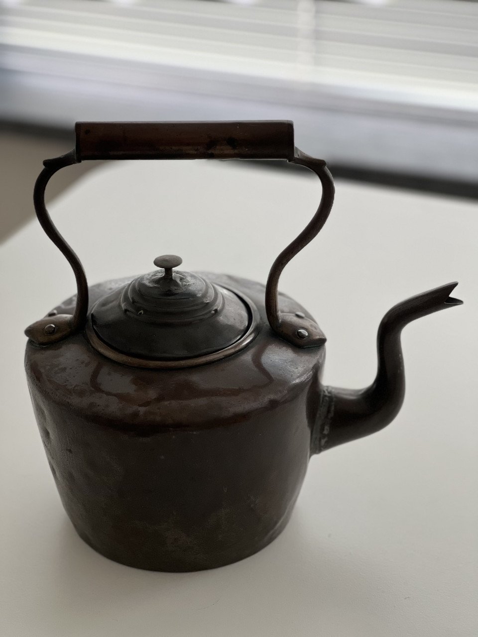 Antieke koperen waterketel