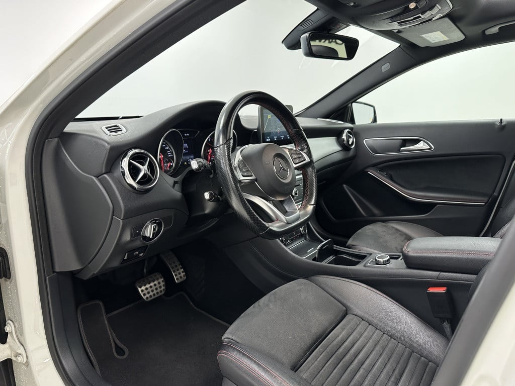 Mercedes-Benz Gla-klasse 200 amg premium | trekhaak | panoramadak | camera 