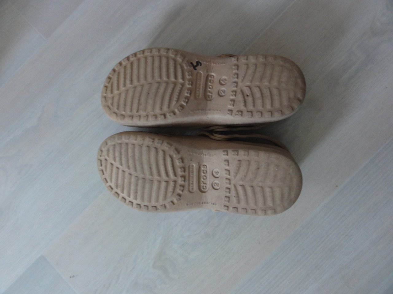 Crocs beige/taupe maat 2/4 ( 33/34 )