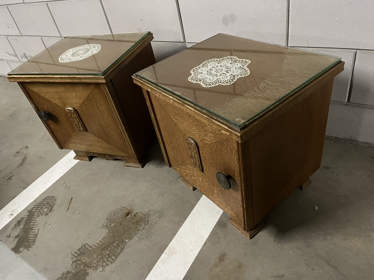 2 Vintage nachtkastjes met glazen plaat