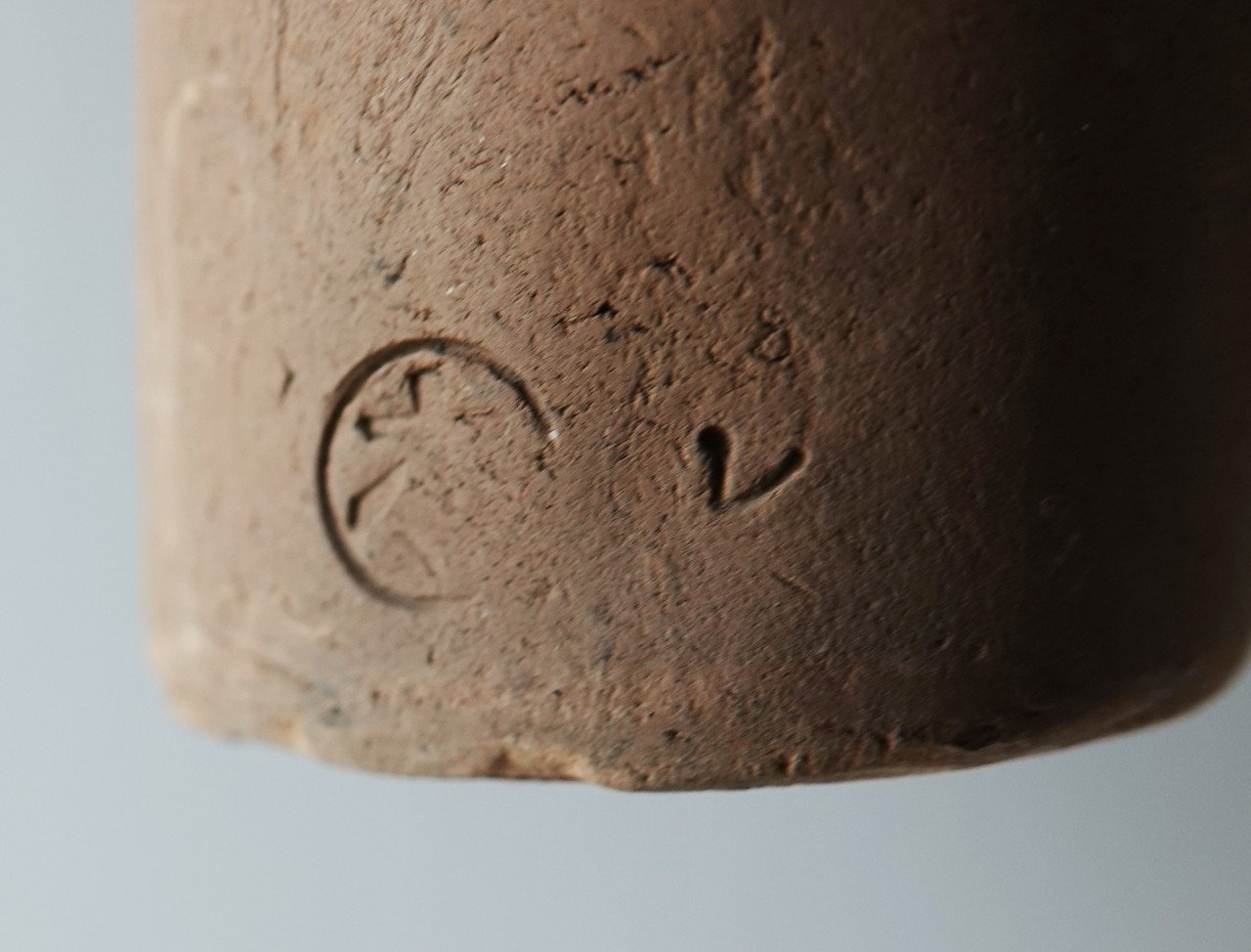 Decoratief terracotta Haniwa beeldje uit Japan met stempel