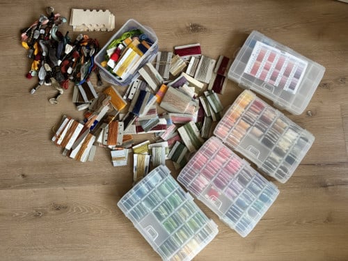 DOZEN BORDUURZIJDE OP BOBBINS EN VEEL LOSSE