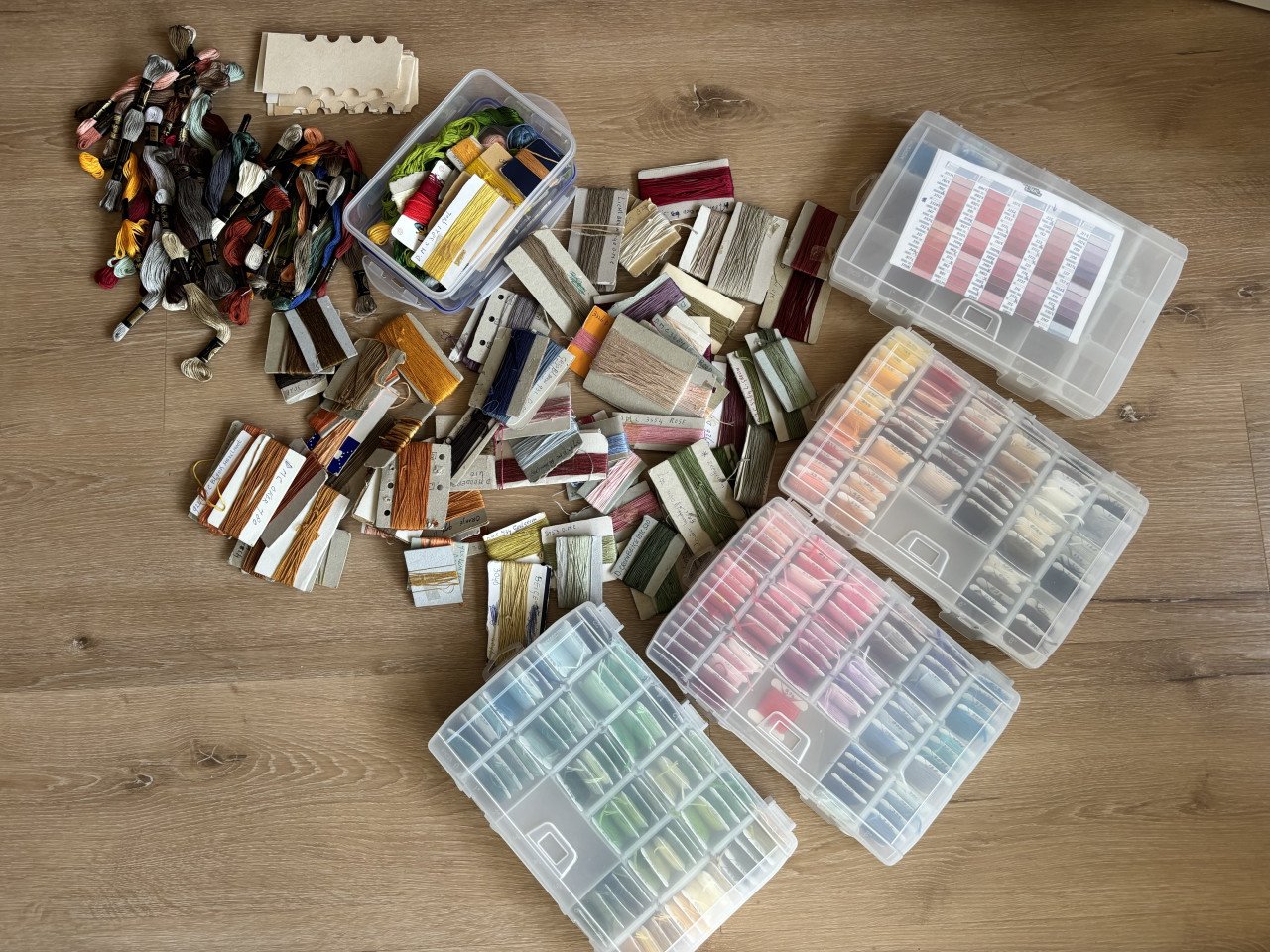 DOZEN BORDUURZIJDE OP BOBBINS EN VEEL LOSSE