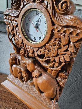 Unieke antieke handgesneden houten klok met olifanten