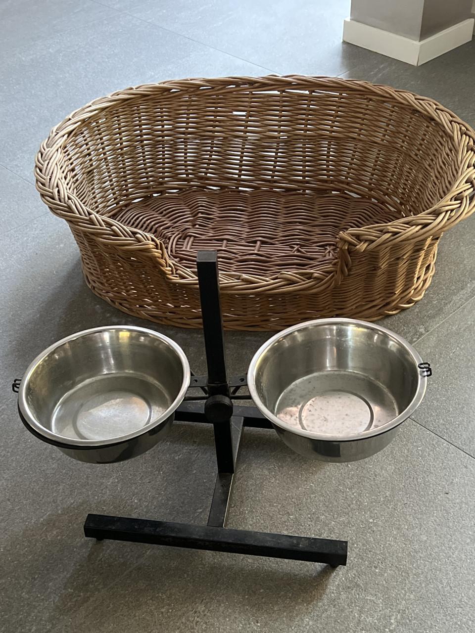 Rieten hondenmand en voedselbak