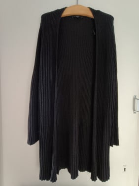 Zwart vest geribbeld. Merk Bonita, maat L. Geen sluiting, los vallend.