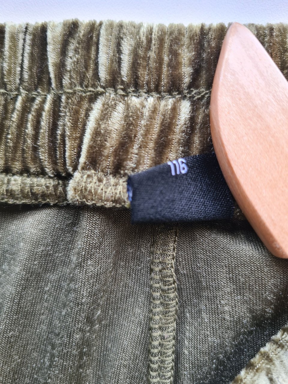 Kaki groene zachte ribbel flared broek Maat 116