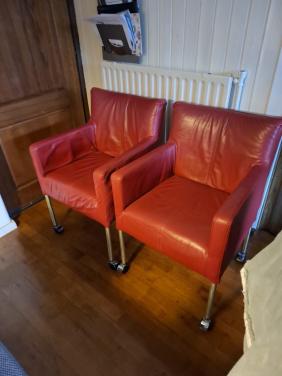 2 rode eetkamer stoelen