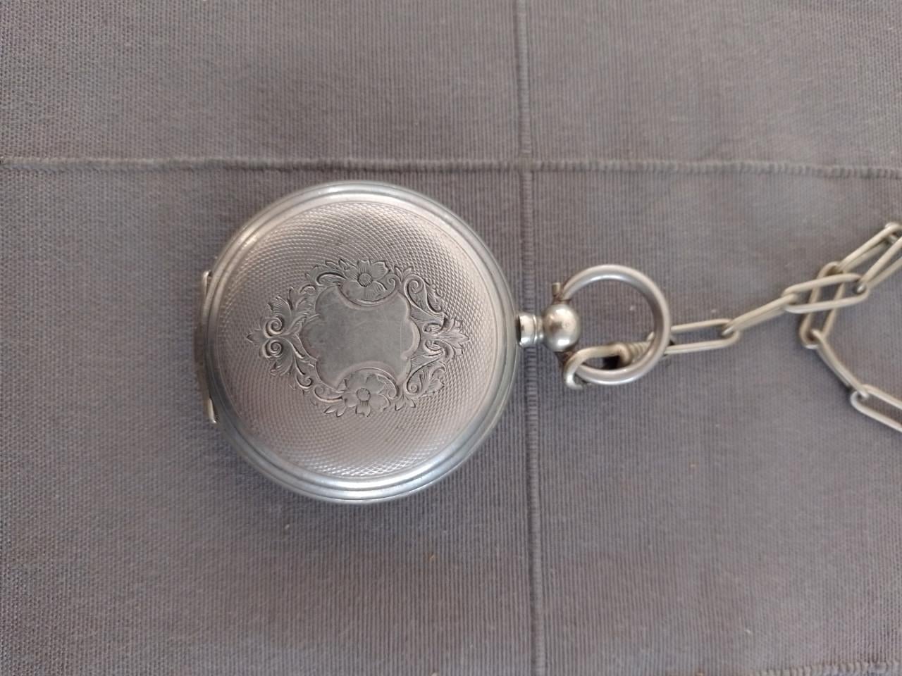 Oude goed werkende zakhorloge met sleutel