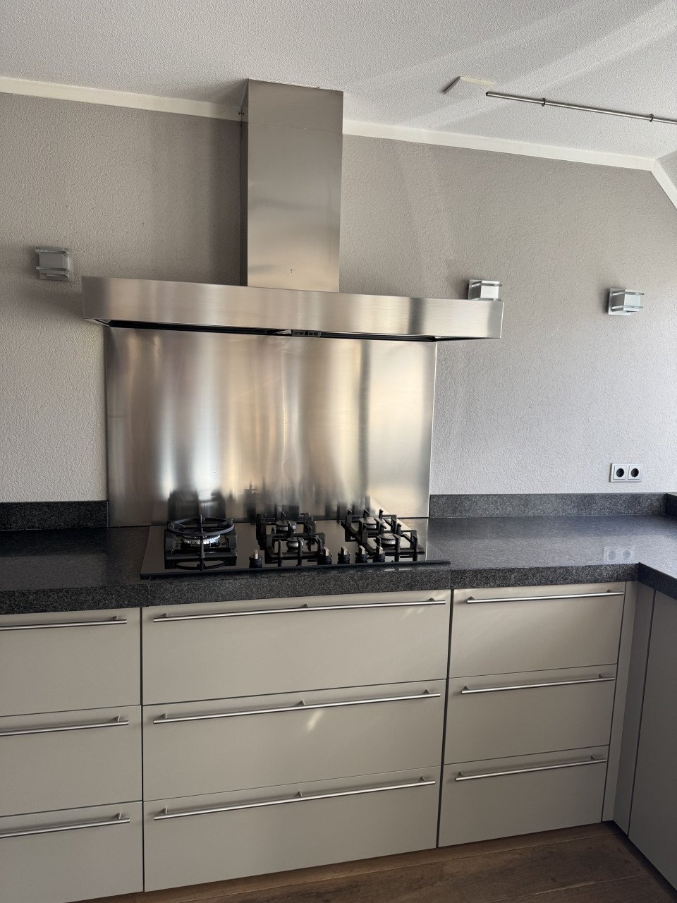 Mausgrau Keuken met Impala gezoet granieten aanrechtblad