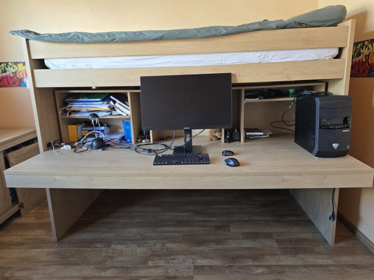 Hoogslaper met ruim uitschuifbureau