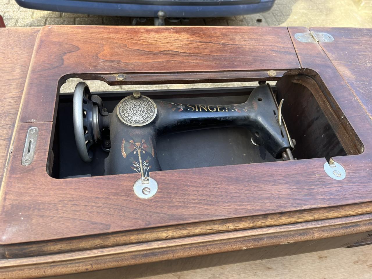 Singer Naaimaschine met houten kast en laden