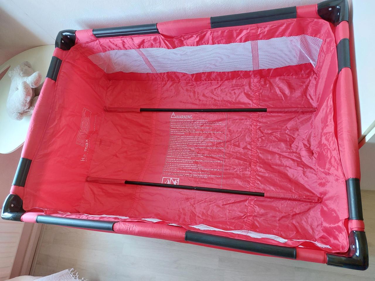 2 hoogten verstelbaa,r erg rood, logeer/kampeer, kinder/babybedje