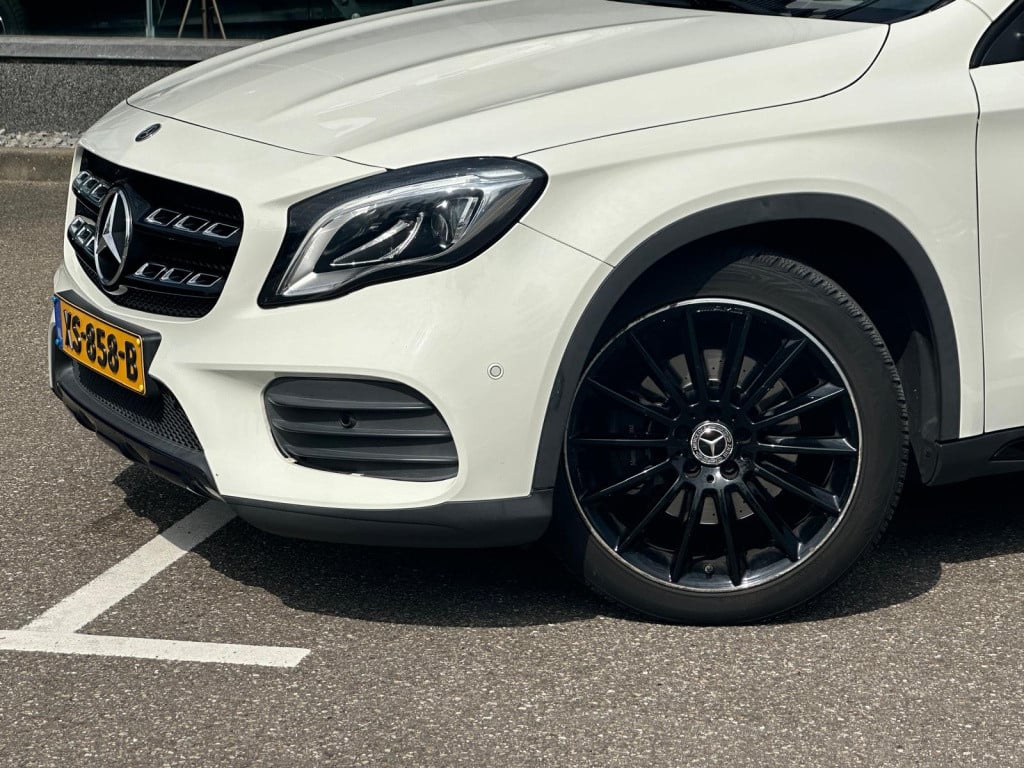Mercedes-Benz Gla-klasse 250 premium plus l amg-line l panoramadak l led l 