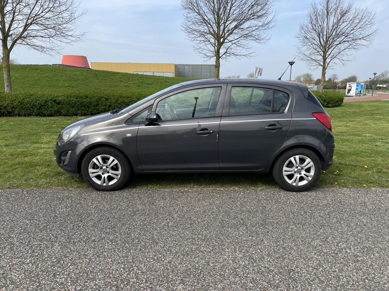 Zeer nette Opel Corsa Automaat uit dec 2013 met slechts 101.000 km