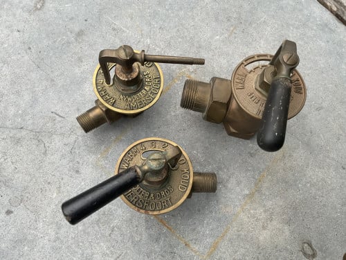 Antieke radiator kranen