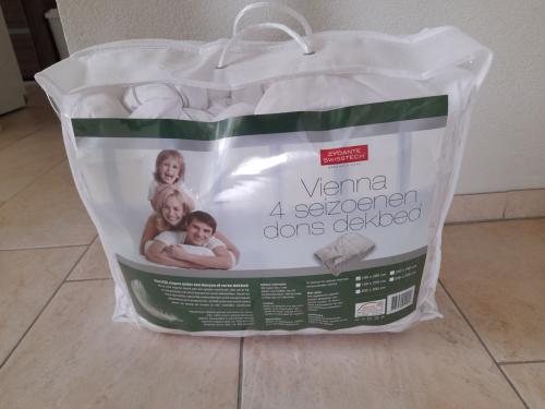 4 seizoenen donzen dekbed ( in nette schone staat ) 140 x 200