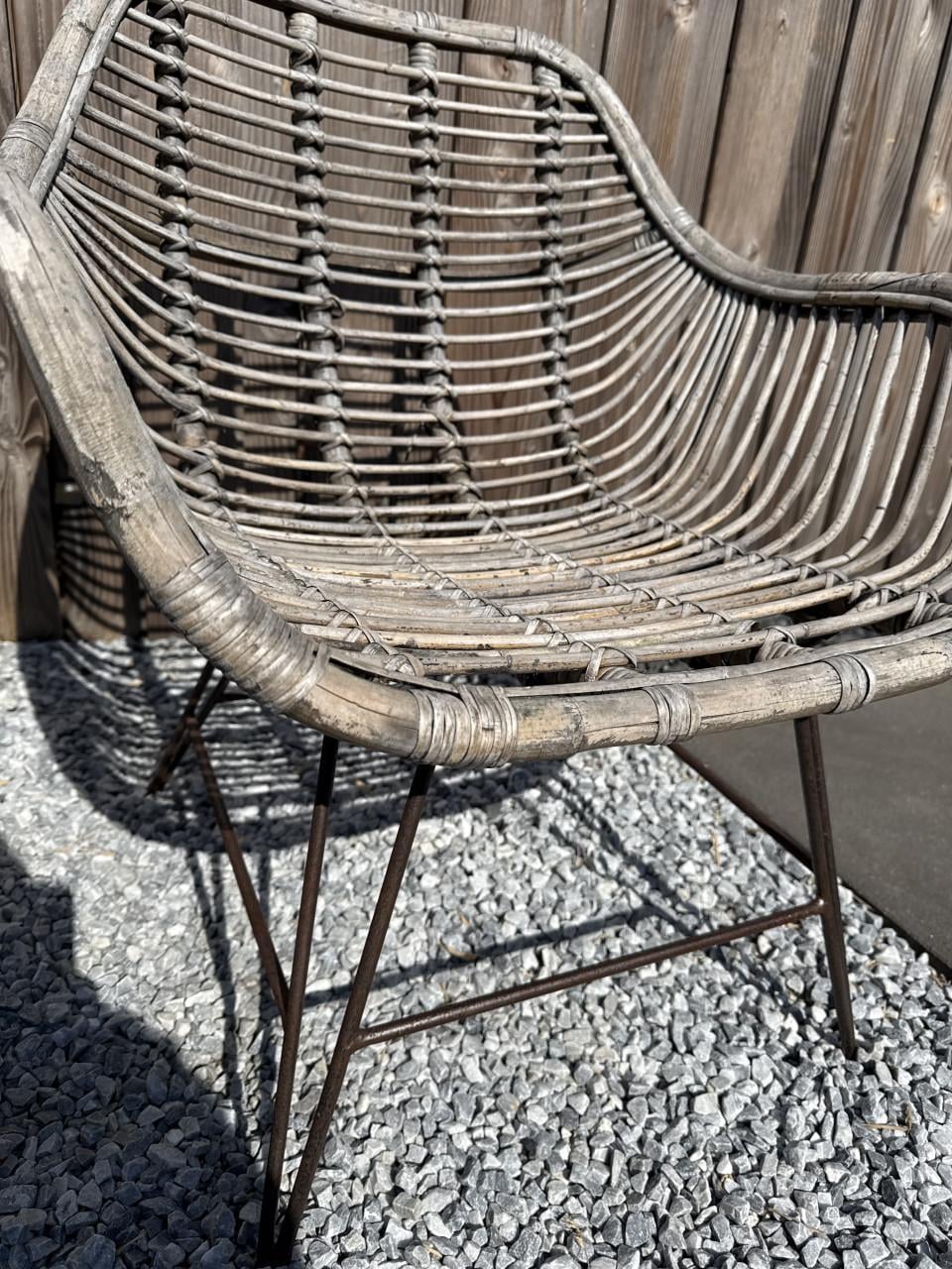 Twee rotan tuinstoelen