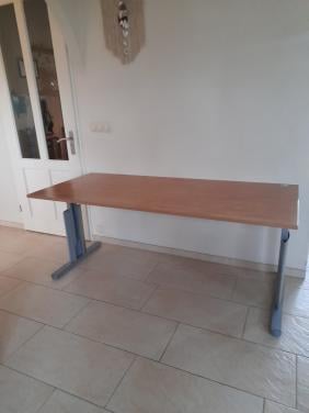 Bureau 80 x 180  (in hoogte verstelbaar van 60/84H ( in goede staat )