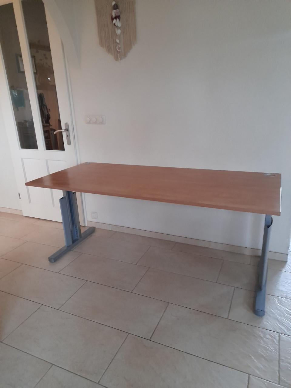 Bureau 80 x 180  (in hoogte verstelbaar van 60/84H ( in goede staat )