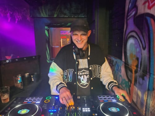 DJ nodig? DJ Scarneck staat voor je klaar!