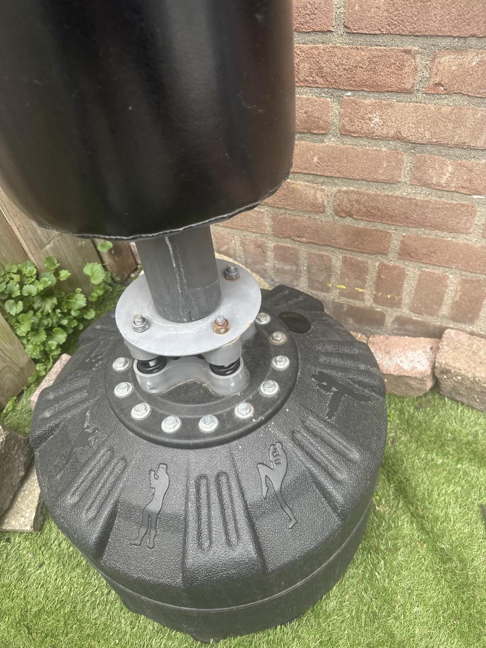 Physionics bokszak staande met grote voet