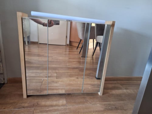 Nieuw spiegel hangkastje voor de badkamer met verlichting