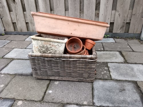 Mand met potten tuin