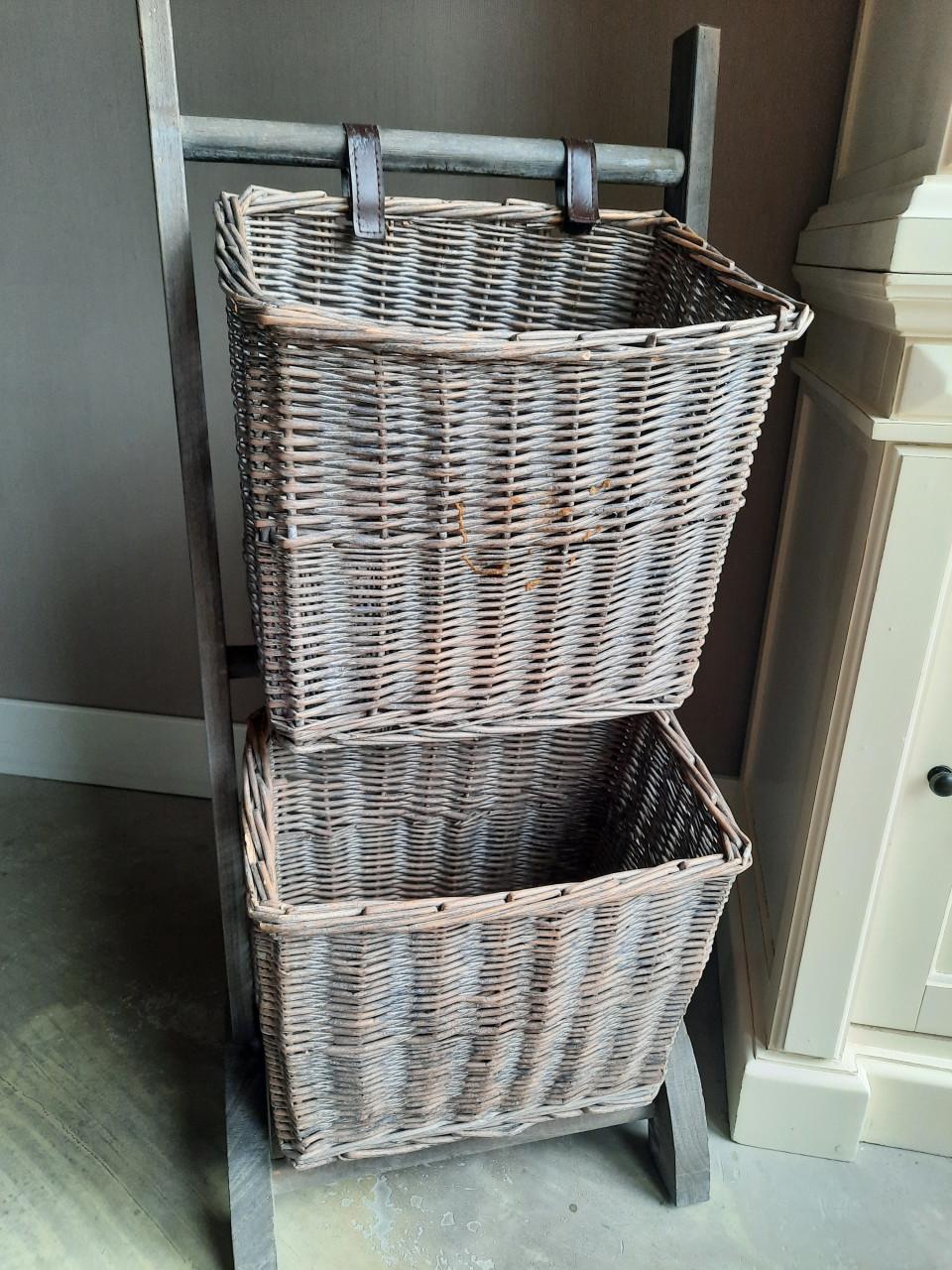 Opbermandjes aan rekje