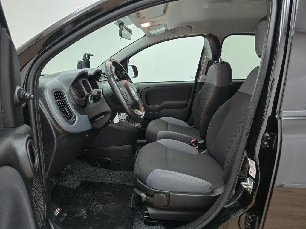 Fiat Panda occasion 1.2 popstar in zwart | sportieve look | trekhaak | twee