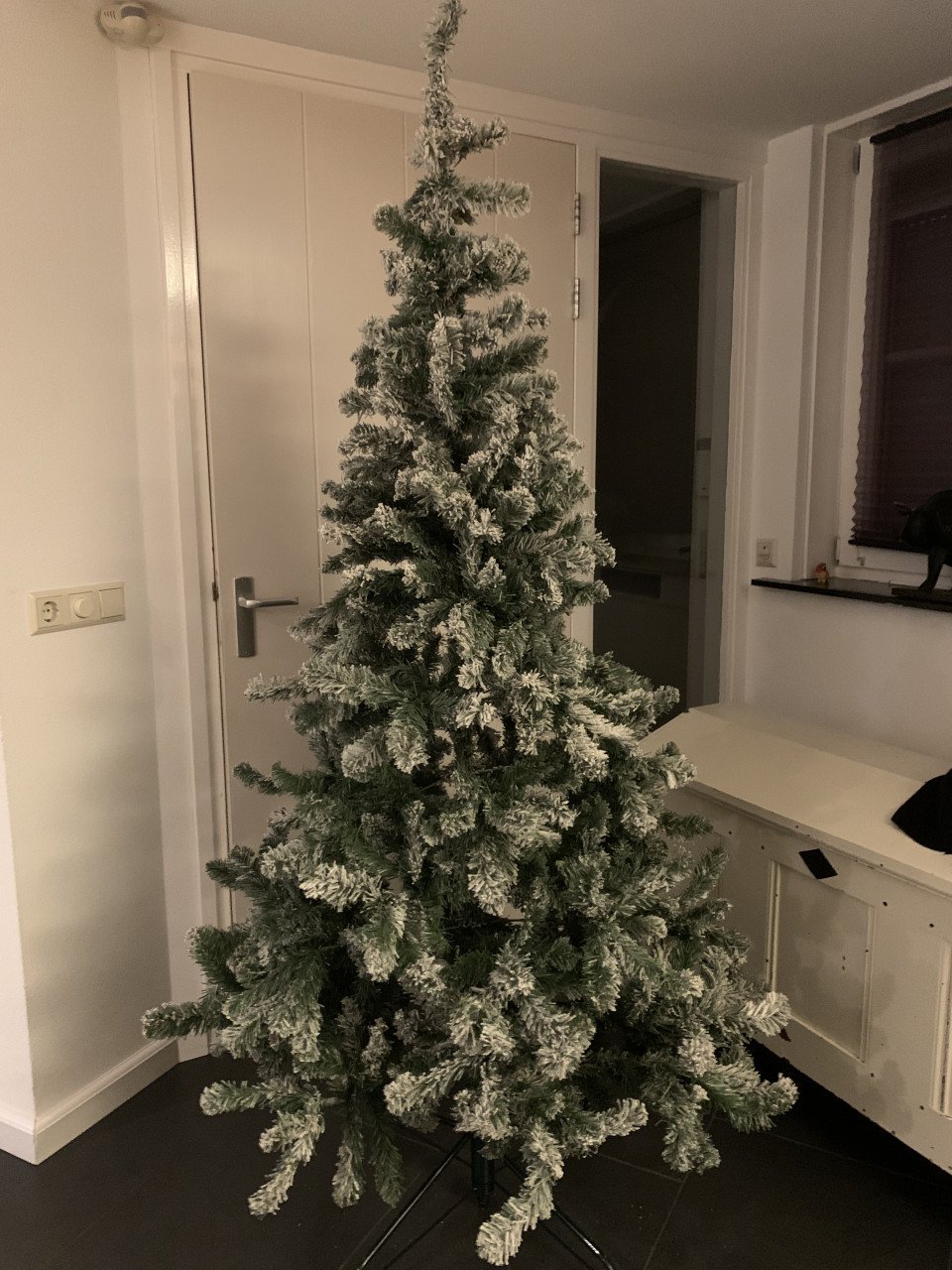 Kerstboom  met sneeuw 2.15 m. Intratuin