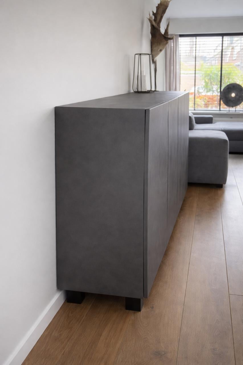 Strak dressoir/kast in donkergrijs met 3 deuren