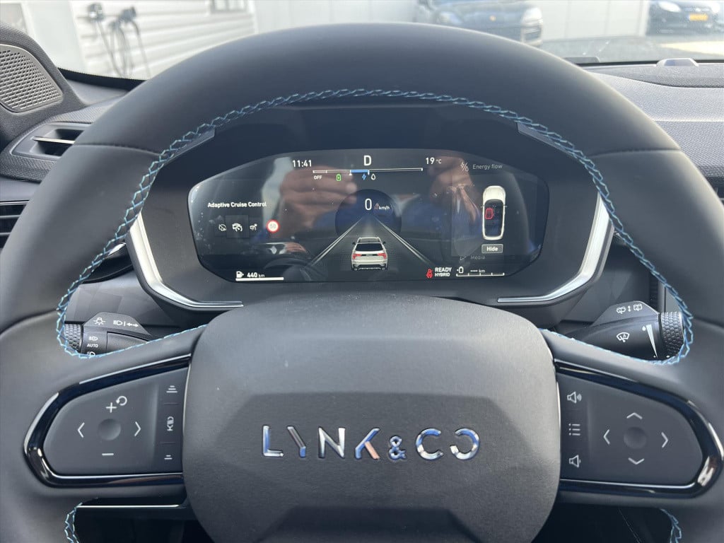 Lynk & Co 01 1.5 261pk plug in hybrid , panodak , stuurverwarming , adaptiv