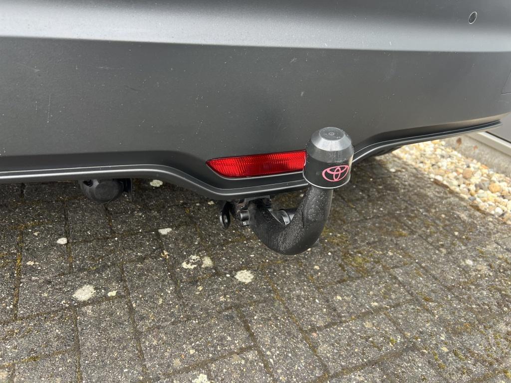 Toyota C-hr 1.8 hybrid executive | trekhaak |
