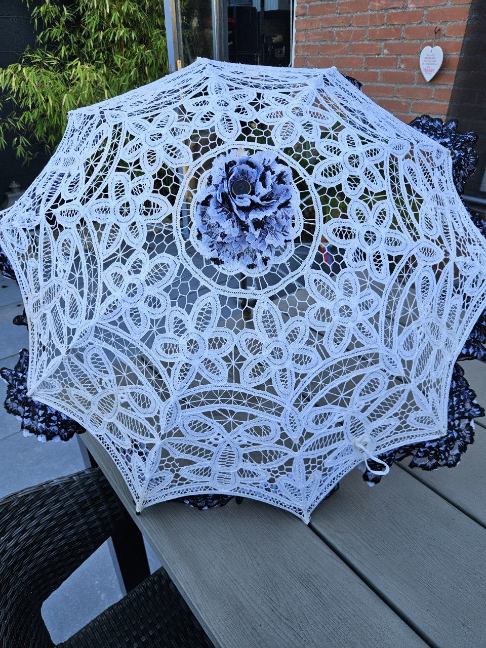 Prachtige vintage bruiloft kanten parasol met een mooie houten handvat...