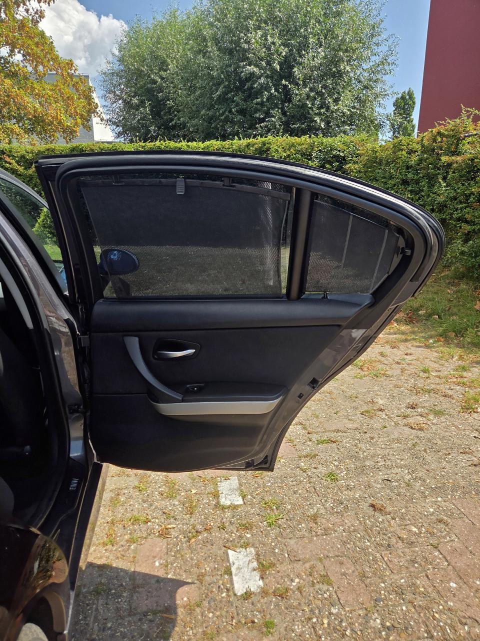 BMW 320i sedan uit 2005 in antracietgrijs.