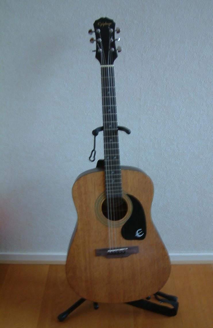 Epiphone  western met  de bij  behorende  koffer van epiphone   175 euro