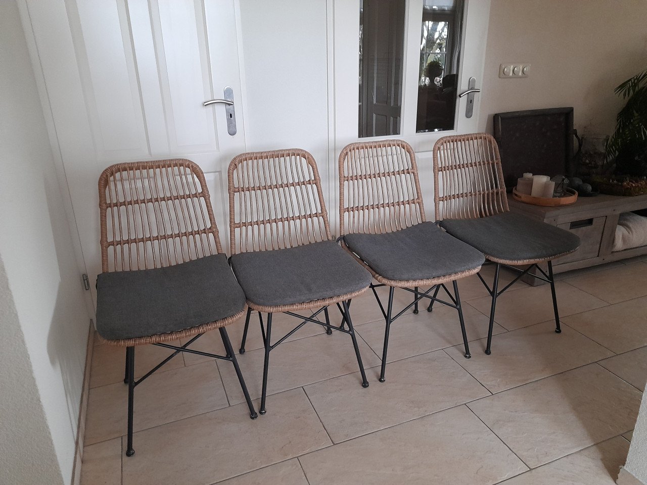 9 Leuke stoeltjes (in goede nette staat ) €20 per stuk
