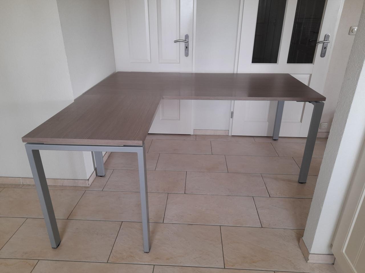 Hoekbureau  90 x 180 + 60 x 80 (z.g.a.n.) Kantoor kwaliteit!