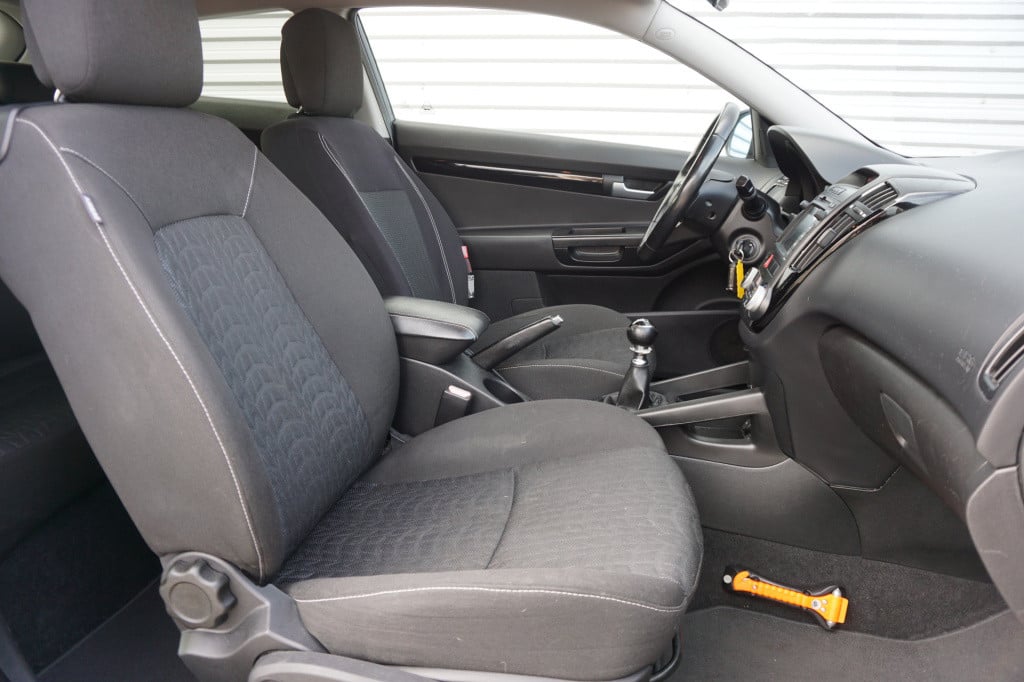 Kia Pro Cee D 1.6 cvvt seven sport airco / navi / cruise / camera / elektr.
