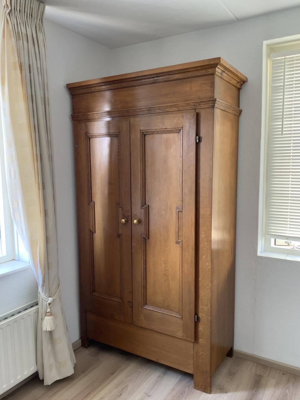 Meubels, eettafel 4 stoelen, salon tafel, lederen 2zits, 2 fauteuils leder