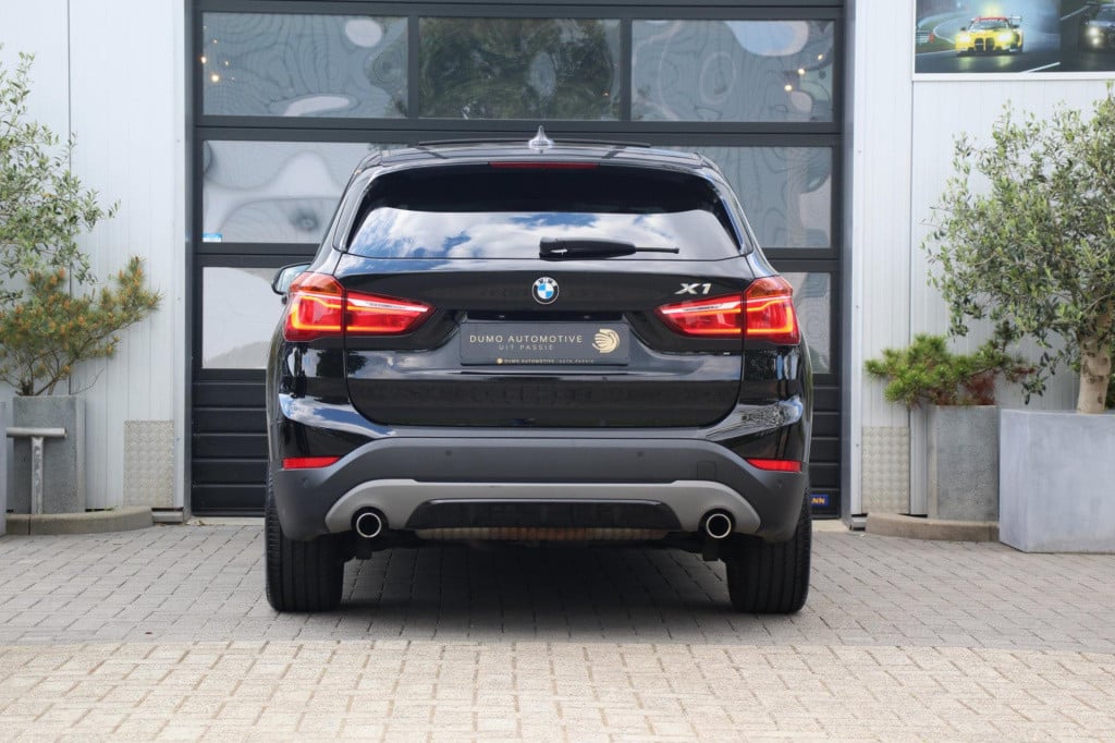 BMW X1 xdrive20i sport line automaat - led - pano - navi - stoel verw - cru