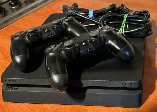 Playstation 4 slim 1Tb+controllers+games
