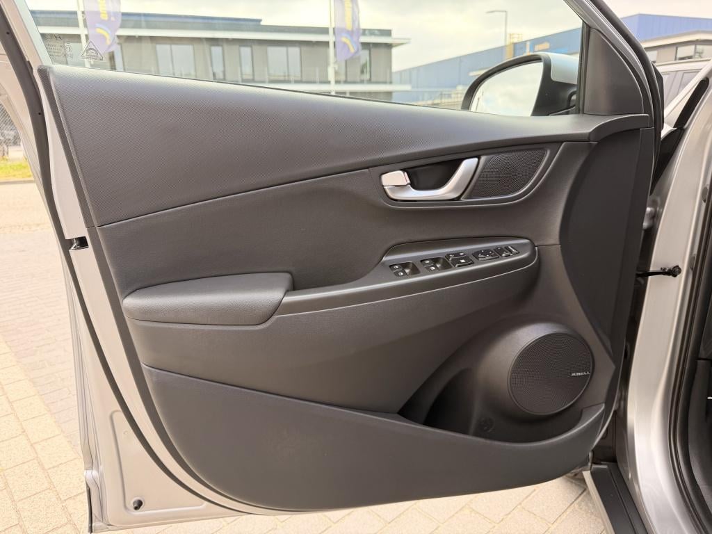 Hyundai Kona ev premium 64 kwh 3 fase | luxe uitvoering | navigatie | hud |