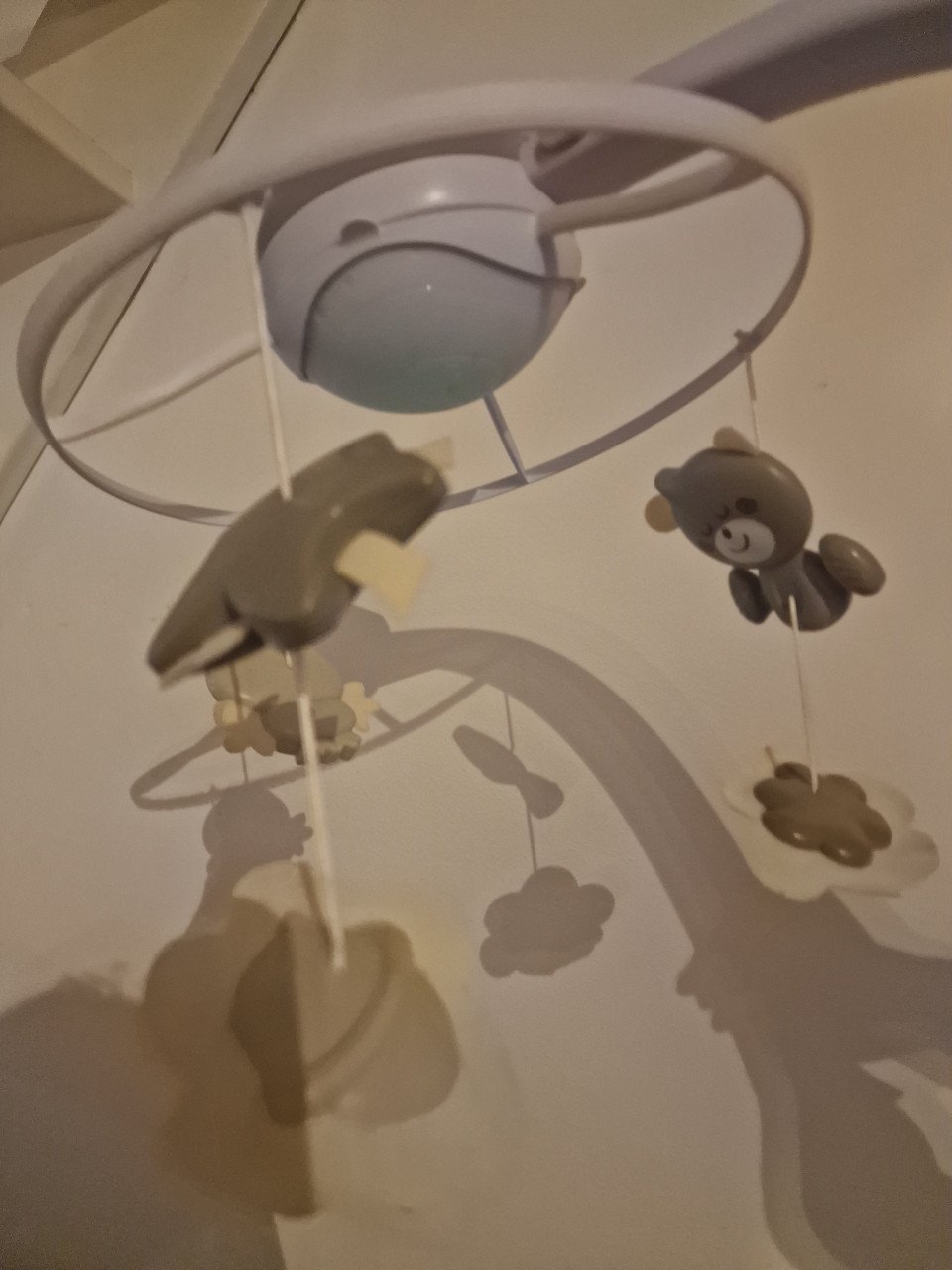 Infantino 3-in-1 muziekmobiel en projector beige