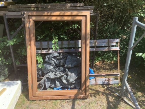 Te koop hardhouten kozijn met draaibaar raam naar buiten