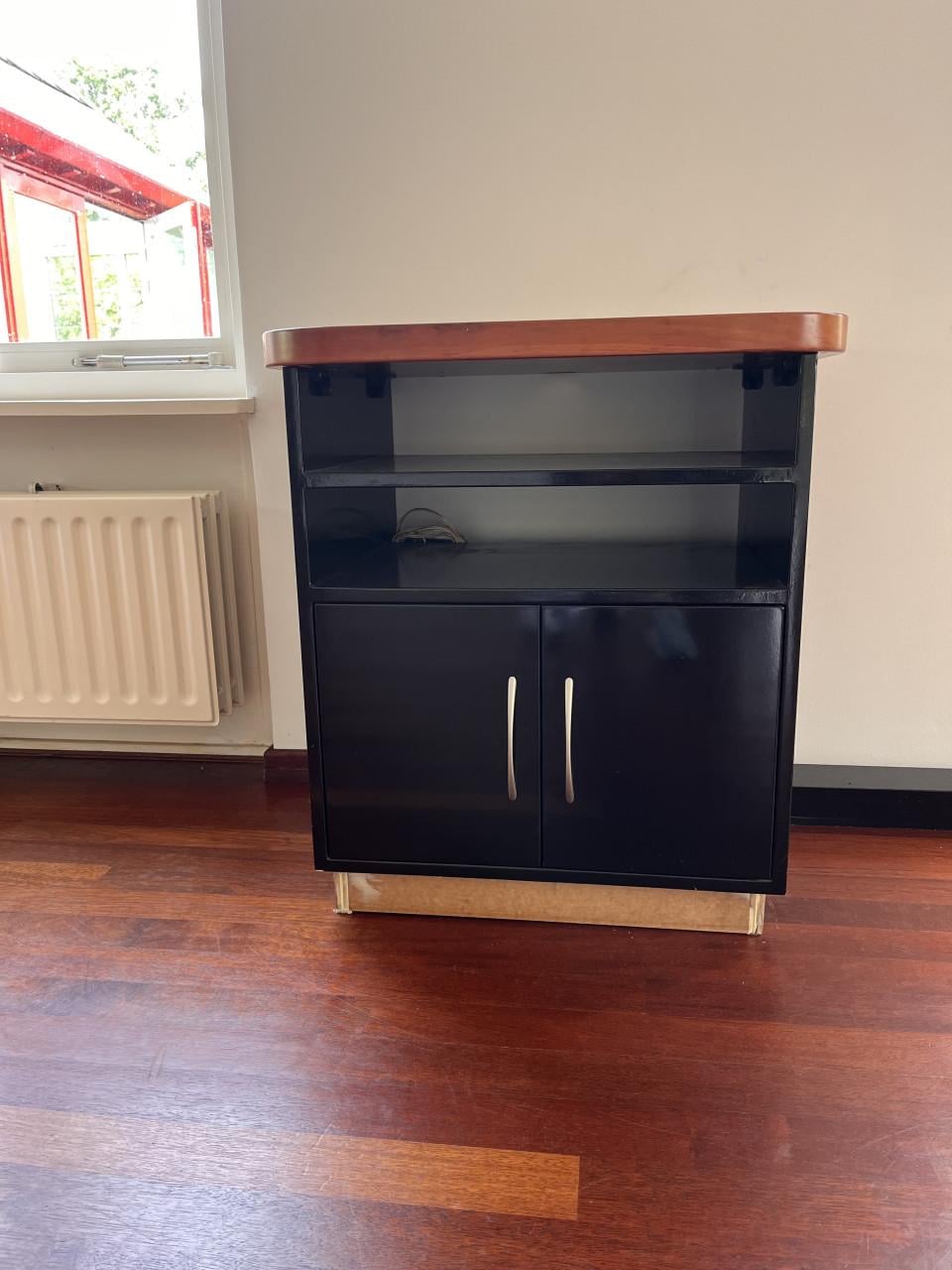 Twee kasten en boekenplanken