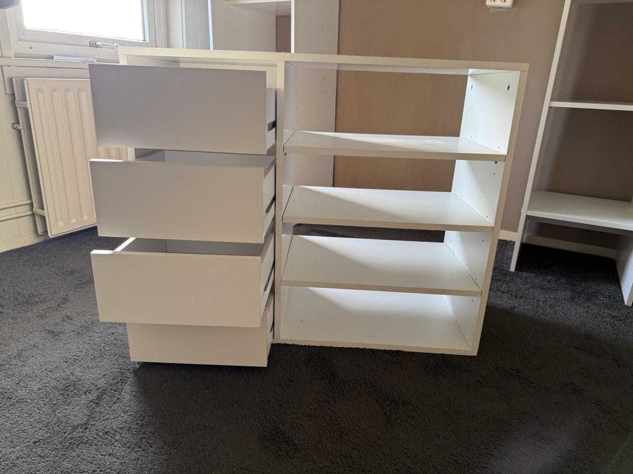Leg en hang kast met tussen lade en leg kast