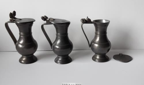 3 kleine tinnen eikel kannetjes, ↑ 11cm.