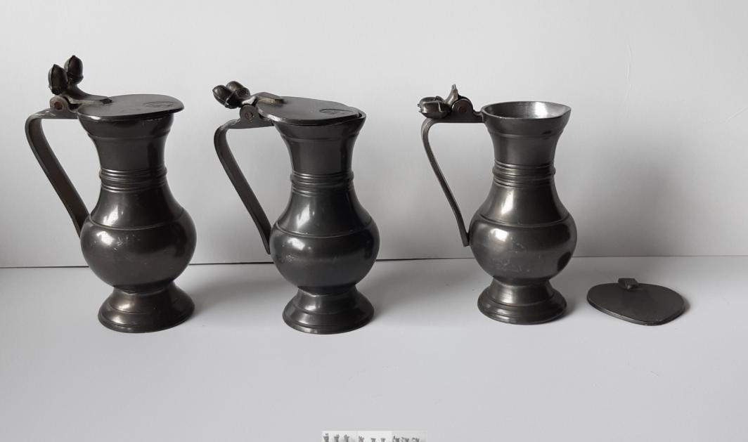 3 kleine tinnen eikel kannetjes, ↑ 11cm.